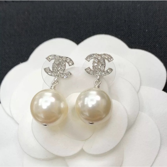 🦃Gorgeous Chanel CC pearl drop earrings 🦃this is on sale price thru 11/30🦃 - Picture 2 of 5